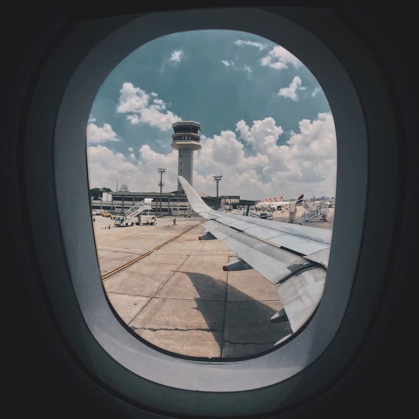 Photo de l'extérieur d'un avion sur le tarmac avec vue sur l'aile
