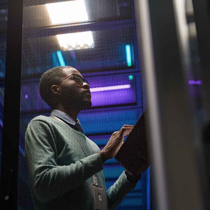 Un homme dans un centre de données examine des documents