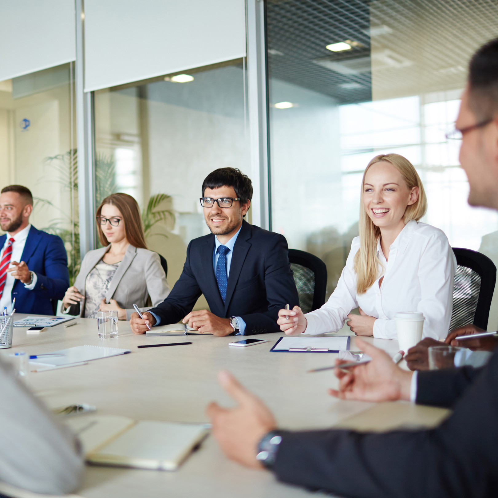 Photo d'hommes et de femmes dans une salle de réunion dans un bureau